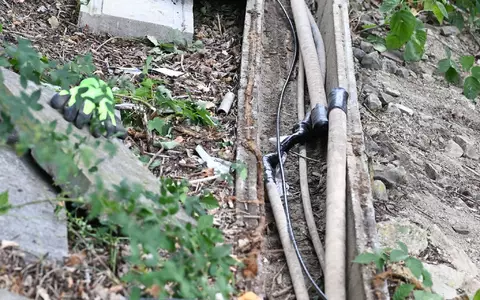 Die durchtrennten Kabel wurden am Sonntag entdeckt. - Foto: Bernd Weißbrod/dpa
