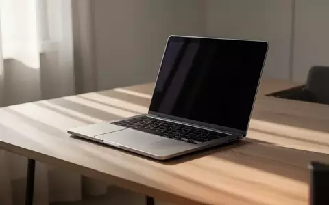 Ein minimalistischer Arbeitsplatz mit einem modernen Laptop auf einem Schreibtisch in hellem Tageslicht. - Foto: über boerse-global.de
