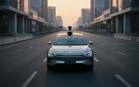Ein autonomes Fahrzeug fährt auf einer modernen Straße in Peking bei Dämmerung. - Foto: über boerse-global.de