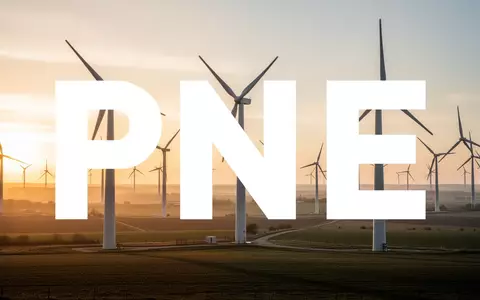 Moderne Windkraftanlagen in einer weiten Landschaft bei Sonnenaufgang, symbolisierend für Erneuerbare Energien. - Foto: über boerse-global.de