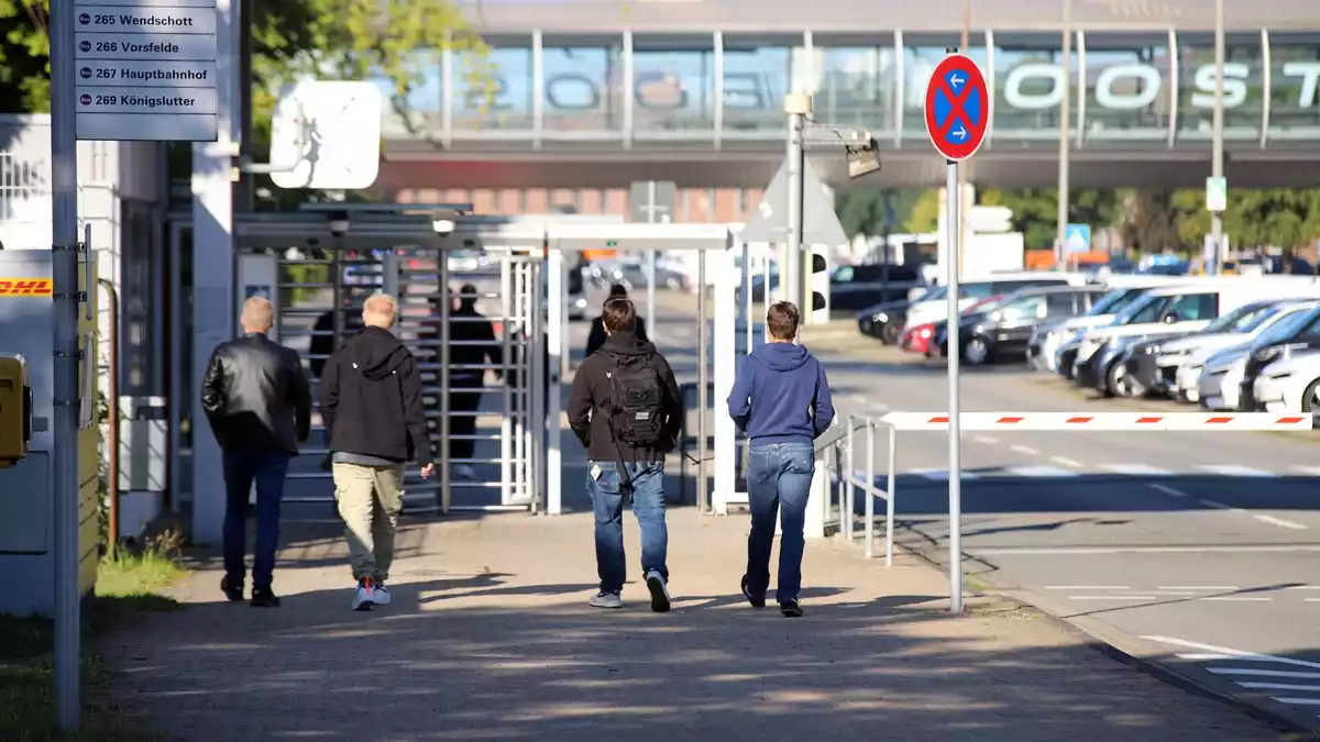 Im Wolfsburger Stammwerk beginnt heute die Serie von Betriebsversammlungen bei VW.  - Bild: Stefan Rampfel/dpa