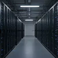 Ein moderner, nächtlicher Serverraum mit dunklen Serverschränken und subtilen blauen Statusleuchten. - Foto: über boerse-global.de