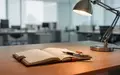 Ein aufgeräumter Schreibtisch mit einem Notizbuch und einem Füllfederhalter in einem modernen, hellen Büro. - Foto: über boerse-global.de