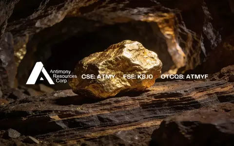 Ein goldener Nugget auf dunklem Gestein, symbolisch für Edelmetallvorkommen und Bergbauressourcen. - Foto: über boerse-global.de
