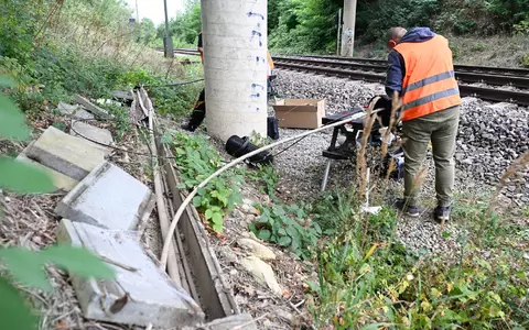 Nach der Instandsetzung fahren die Züge wieder planmäßig. - Foto: Bernd Weißbrod/dpa