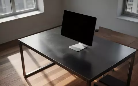 Ein minimalistischer, moderner Büroarbeitsplatz mit einem ausgeschalteten Computerbildschirm in einer hellen, professionellen Umgebung. - Foto: über boerse-global.de