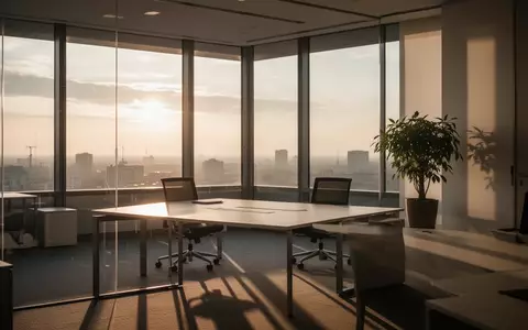 Ein minimalistischer, leerer Büroarbeitsplatz in den frühen Morgenstunden mit einfallendem Tageslicht. - Foto: über boerse-global.de