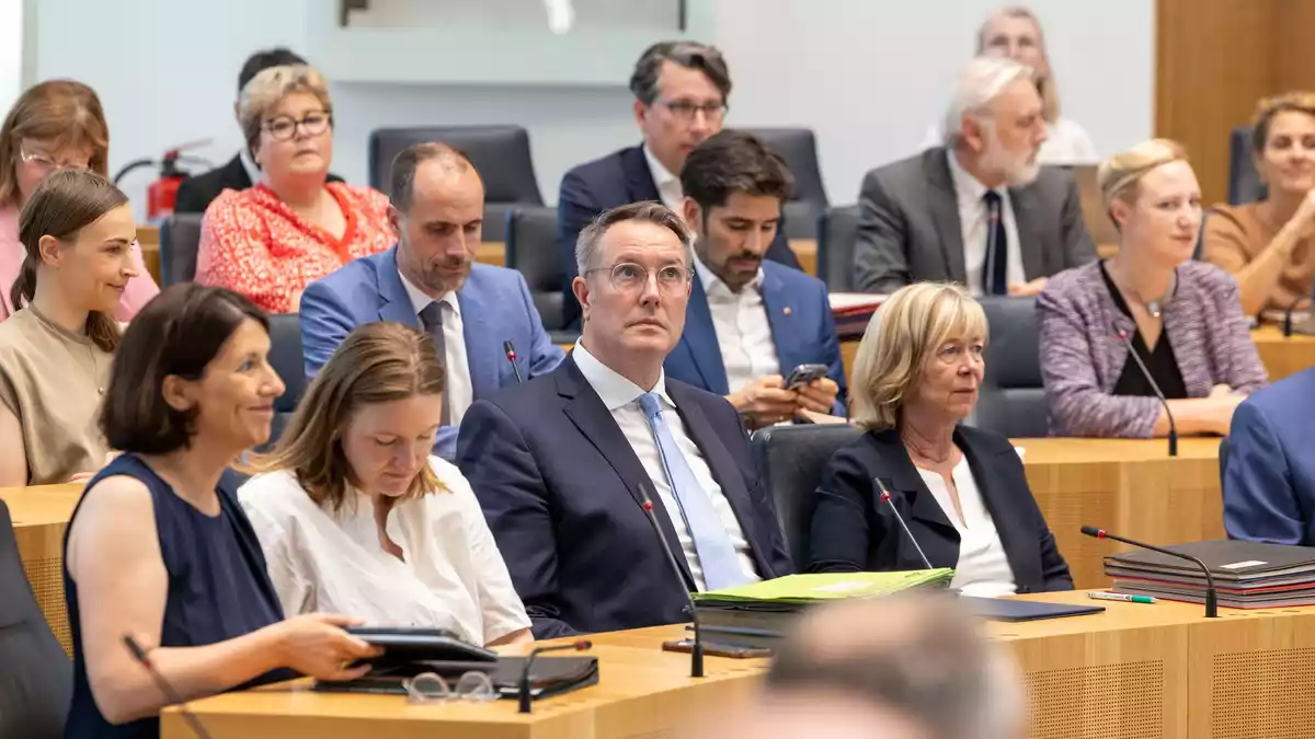 Rheinland-pfälzische Minister dürfen seit Sommer 2025 nach ihrem Ausscheiden aus dem Amt bis zu 18 Monate lang keinen neuen Job in der Wirtschaft annehmen, wenn Interessenkonflikte zu befürchten sind. (Symbolbild) - Bild: Helmut Fricke/dpa