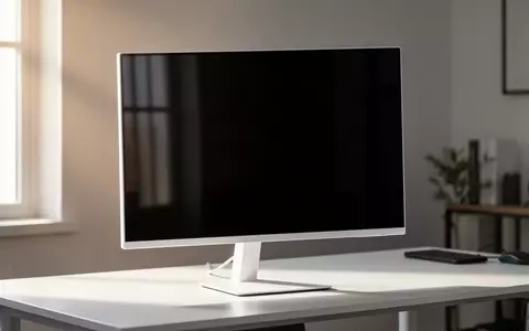 Ein moderner weißer Gaming-Monitor mit ausgeschaltetem Bildschirm steht auf einem minimalistischen Schreibtisch. - Foto: über boerse-global.de