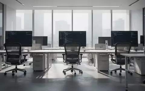 Leeres, modernes Büro mit dunklen Computerbildschirmen und natürlichem Lichteinfall. - Foto: über boerse-global.de