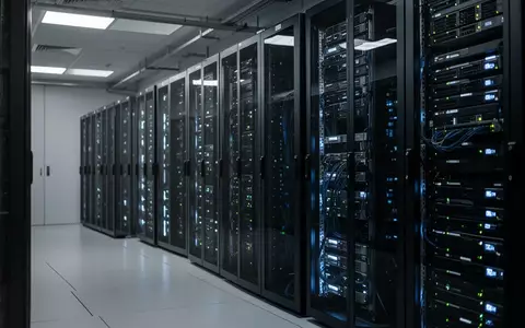 Reihen von Server-Racks in einem modernen Rechenzentrum als Symbol für die massive Zunahme von KI-Token-Volumen. - Foto: über boerse-global.de