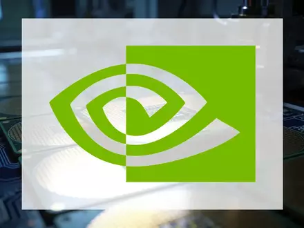 Abstrakte Darstellung einer modernen Halbleiterfertigung mit leuchtenden Wafern und Mikrochips in kühlem Licht. - Foto: über boerse-global.de