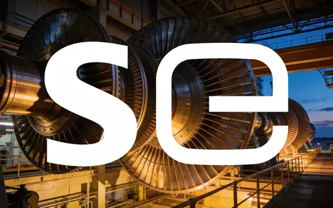Moderne industrielle Kraftwerksanlage mit großen Turbinen in atmosphärischer Beleuchtung. - Foto: über boerse-global.de