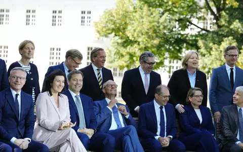Das neu aufgestellte Kabinett demonstriert in Neuhardenberg gute Laune. - Foto: Kay Nietfeld/dpa