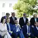 Das neu aufgestellte Kabinett demonstriert in Neuhardenberg gute Laune. - Bild: Kay Nietfeld/dpa