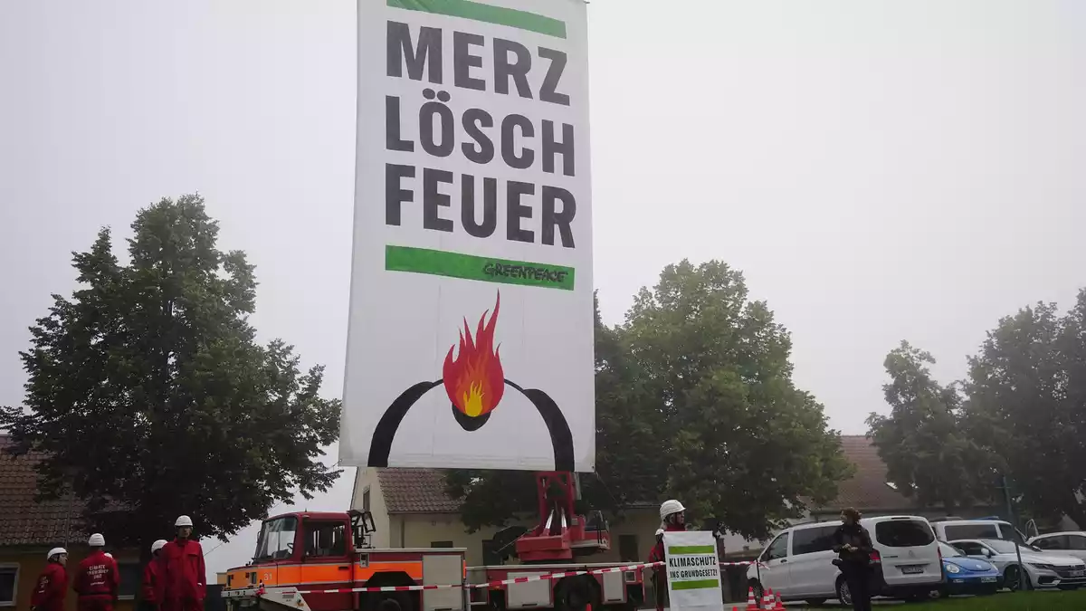 Demonstranten fordern mehr Tempo beim Klimaschutz. - Bild: Kay Nietfeld/dpa