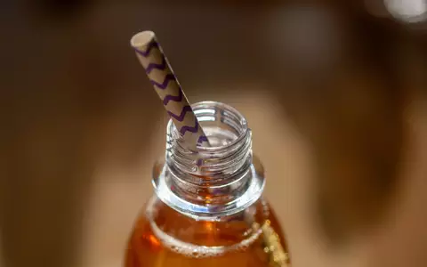 Aus dem Papier des Finanzministeriums von Ressortchef Lars Klingbeil (SPD) geht hervor, dass neben Limonaden unter anderem auch Säfte, Milchgetränke, Eistees, Biermischgetränke, Haferdrinks und Fertigkaffees der Zuckersteuer unterworfen werden könnten. - Foto: Fernando Gutierrez-Juarez/dpa