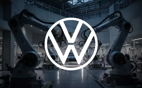 Moderne, schattige Industriehalle einer Automobilfertigung mit Fokus auf technologische Strukturen und atmosphärisches Licht. - Foto: über boerse-global.de