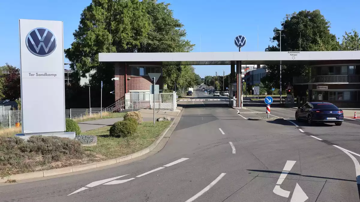 Blick auf das Tor Sandkamp am Volkswagenwerk - Wohin geht es für Volkswagen?  - Bild: Stefan Rampfel/dpa