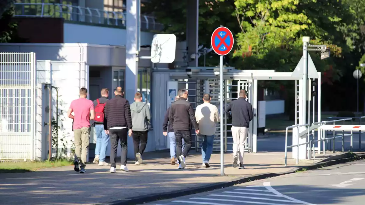 Wieder bangen Beschäftigte bei VW um ihre Jobs.  - Bild: Stefan Rampfel/dpa