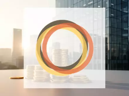 Ein Stapel goldener Münzen vor einem modernen Bürogebäude als Symbol für Cashflow und finanzielle Stabilität. - Foto: über boerse-global.de