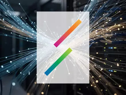 Abstrakte Darstellung von Glasfaserkabeln mit blauem und goldenem Licht in einer modernen, technologischen Umgebung. - Foto: über boerse-global.de
