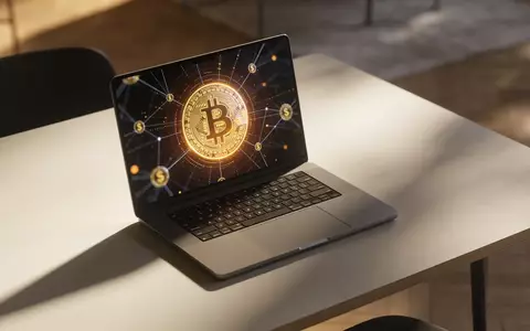 Ein moderner Arbeitsplatz mit einer abstrakten Visualisierung digitaler Währungen auf einem Laptopbildschirm. - Foto: über boerse-global.de