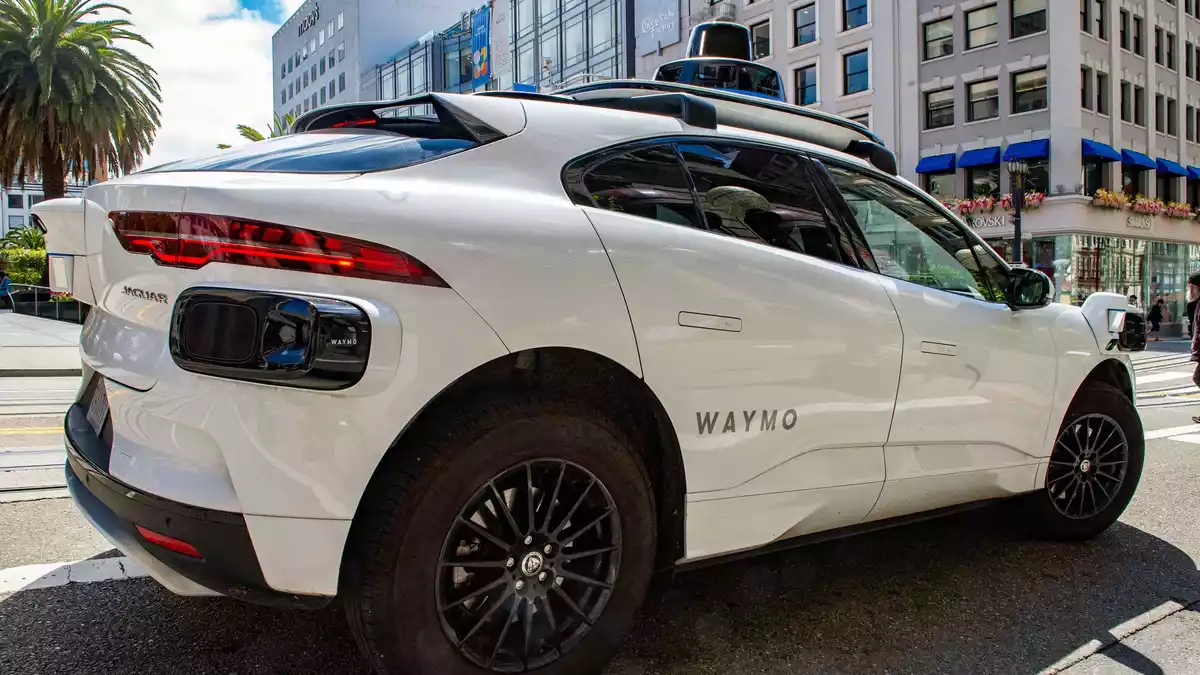 Robotaxis der Google-Schwesterfirma Waymo sollen 2027 in München fahren. (Archivbild)  - Bild: Andrej Sokolow/dpa