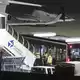 Mit einem Bus wurden die Männer zum Flugzeug gebracht. - Bild: Sebastian Willnow/dpa