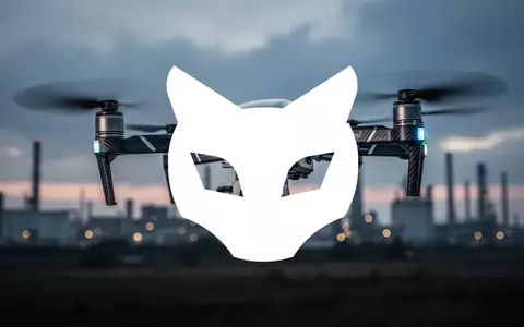 Hochmoderne Drohne im Flug vor einer industriellen Kulisse bei Morgendämmerung. - Foto: über boerse-global.de