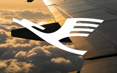 Flugzeugtragfläche über einer Wolkendecke bei Sonnenuntergang als Symbol für den Luftverkehrssektor. - Foto: über boerse-global.de