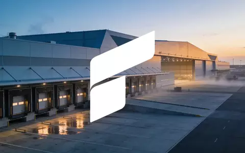 Modernes Industriegebäude bei Dämmerung, das strategische Infrastruktur und Investitionen symbolisiert. - Foto: über boerse-global.de