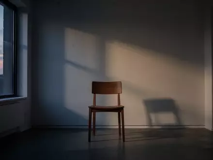 Ein leerer Raum mit einem Stuhl vor einem Fenster bei Dämmerung, der eine Atmosphäre der emotionalen Wandlung vermittelt. - Foto: über boerse-global.de