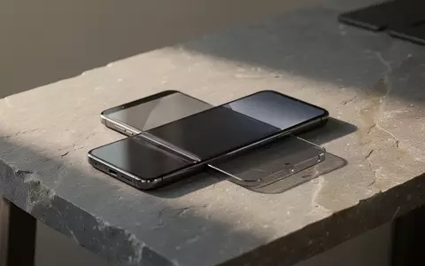 Ein hochwertiges Smartphone liegt auf einer strukturierten Steinoberfläche in natürlichem Licht. - Foto: über boerse-global.de