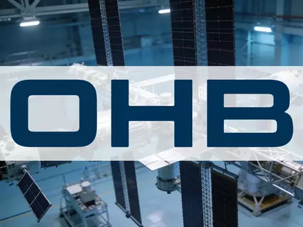 Moderne Raumfahrttechnik und Satellitenkomponenten in einer High-Tech-Umgebung als Symbol für industrielles Wachstum. - Foto: über boerse-global.de