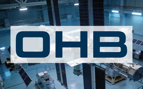Moderne Raumfahrttechnik und Satellitenkomponenten in einer High-Tech-Umgebung als Symbol für industrielles Wachstum. - Foto: über boerse-global.de
