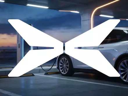 Moderne Ladestation für Elektrofahrzeuge in einer hochtechnologischen Industrieumgebung bei Dämmerung - Foto: über boerse-global.de