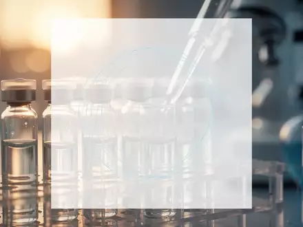 Abstrakte Darstellung eines modernen pharmazeutischen Forschungslabors mit Fokus auf wissenschaftliche Präzision. - Foto: über boerse-global.de