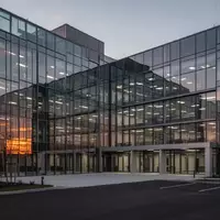 Modernes Industriegebäude in der Abenddämmerung als Symbol für strategische Veränderungen in der Unternehmensführung. - Foto: über boerse-global.de