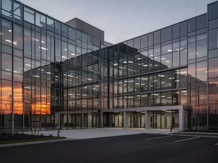 Modernes Industriegebäude in der Abenddämmerung als Symbol für strategische Veränderungen in der Unternehmensführung. - Foto: über boerse-global.de