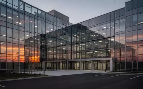 Modernes Industriegebäude in der Abenddämmerung als Symbol für strategische Veränderungen in der Unternehmensführung. - Foto: über boerse-global.de