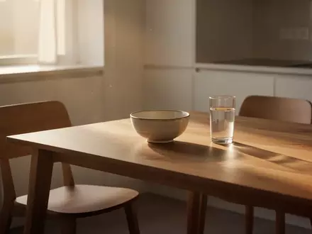 Ein minimalistisch gedeckter Frühstückstisch in hellem Morgenlicht, der Ruhe und einen gesunden Start in den Tag vermittelt. - Foto: über boerse-global.de