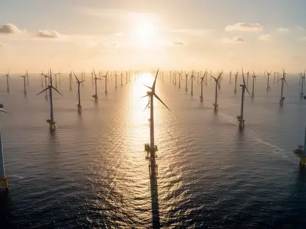 Moderne Windkraftanlagen auf dem offenen Meer bei Sonnenuntergang. - Foto: über boerse-global.de
