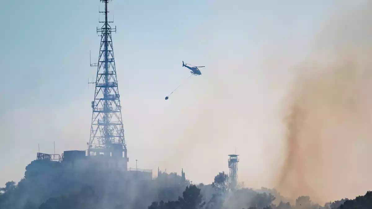 Ein Löschhubschrauber bekämpfte vor eineinhalb Wochen einen Waldbrand ebenfalls in der Serra de Collserola am nördlichen Stadtrand von Barcelona. Dort brennt es jetzt erneut. (Archivbild) - Bild: Lorena Sopêna/EUROPA PRESS/dpa