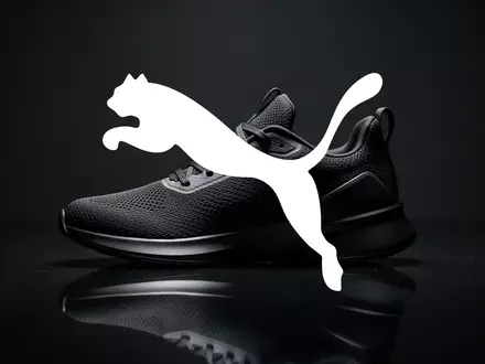 Minimalistischer Sportschuh auf dunklem Untergrund, symbolisch für Marktdruck im Einzelhandelssektor. - Foto: über boerse-global.de
