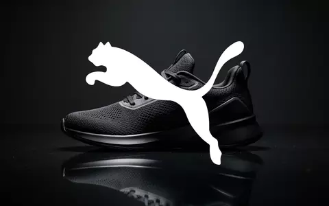 Minimalistischer Sportschuh auf dunklem Untergrund, symbolisch für Marktdruck im Einzelhandelssektor. - Foto: über boerse-global.de