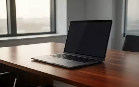 Ein minimalistischer Büroarbeitsplatz mit einem Laptop auf einem Holztisch bei natürlichem Tageslicht. - Foto: über boerse-global.de