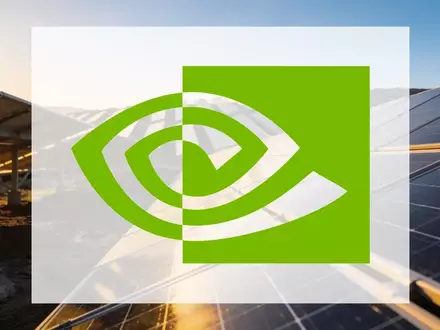 Weitläufiger Solarpark bei Sonnenuntergang als Symbol für erneuerbare Energien und industrielle Infrastruktur. - Foto: über boerse-global.de