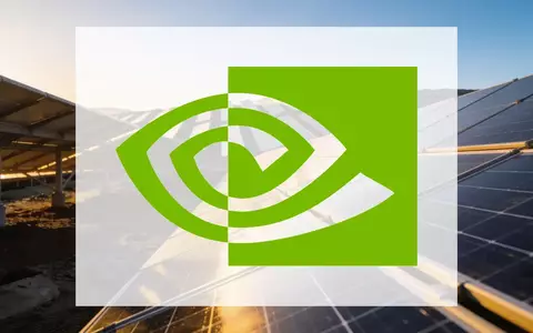 Weitläufiger Solarpark bei Sonnenuntergang als Symbol für erneuerbare Energien und industrielle Infrastruktur. - Foto: über boerse-global.de