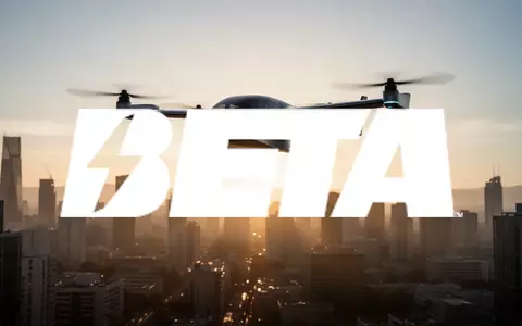 Ein futuristisches elektrisches Fluggerät bei Sonnenaufgang über einer Stadt als Symbol für technologischen Fortschritt. - Foto: über boerse-global.de